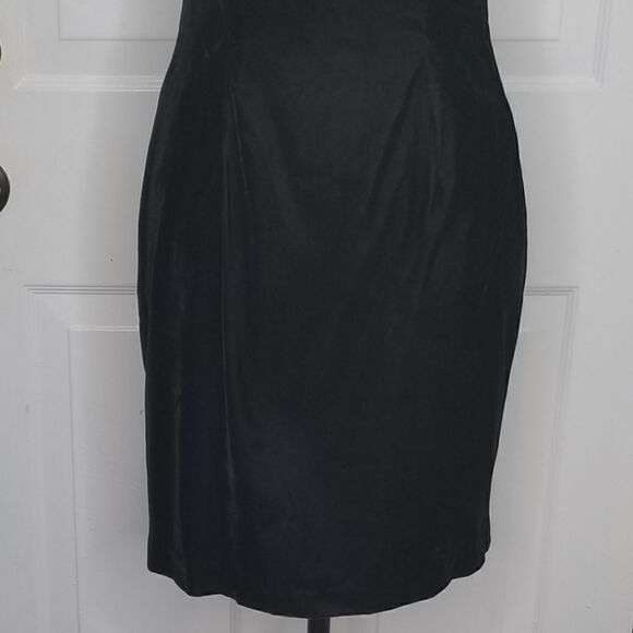 Bee Darlin | Vintage Velvet Scalloped Neck Dress - Picture 4 of 8